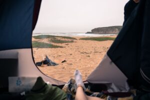 Comment faire face aux imprévus météorologiques pendant un camping en Vendée ?